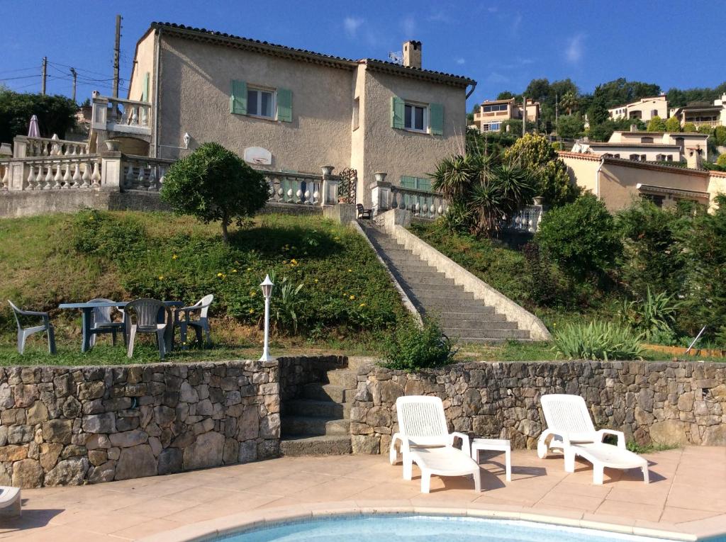 une villa avec piscine et une maison dans l'établissement Appartement en Rez de Villa Beausite, à Mandelieu-la-Napoule