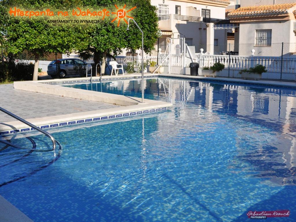 ein großer Pool mit blauem Wasser in einem Gebäude in der Unterkunft Apartament Tina "Ozonizado" in Playa Flamenca