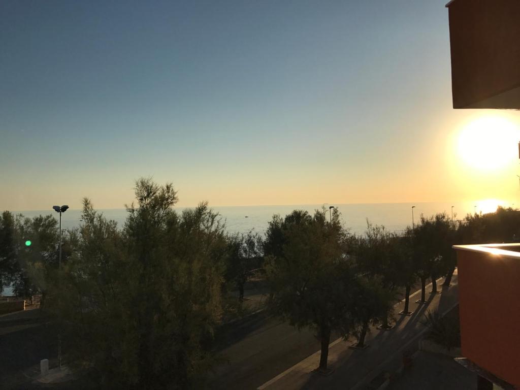 モノーポリにあるIl Mare di Giòの建物から見える海の夕日
