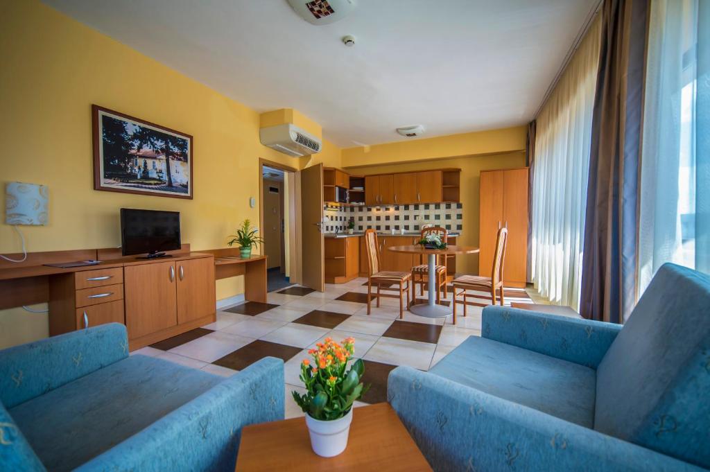 Televízia a/alebo spoločenská miestnosť v ubytovaní Duna Hotel