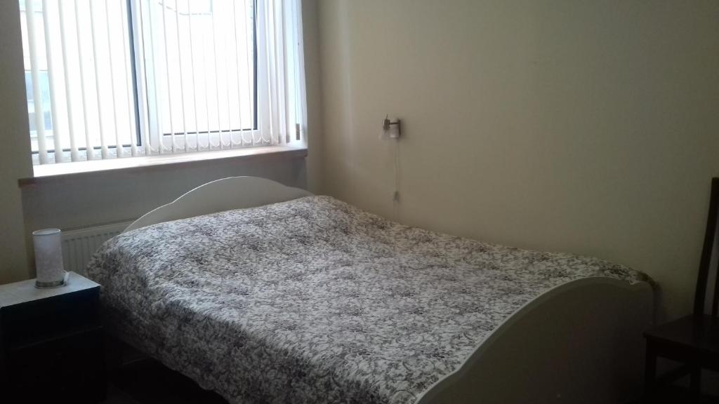 سرير أو أسرّة في غرفة في Yasmina Hostel