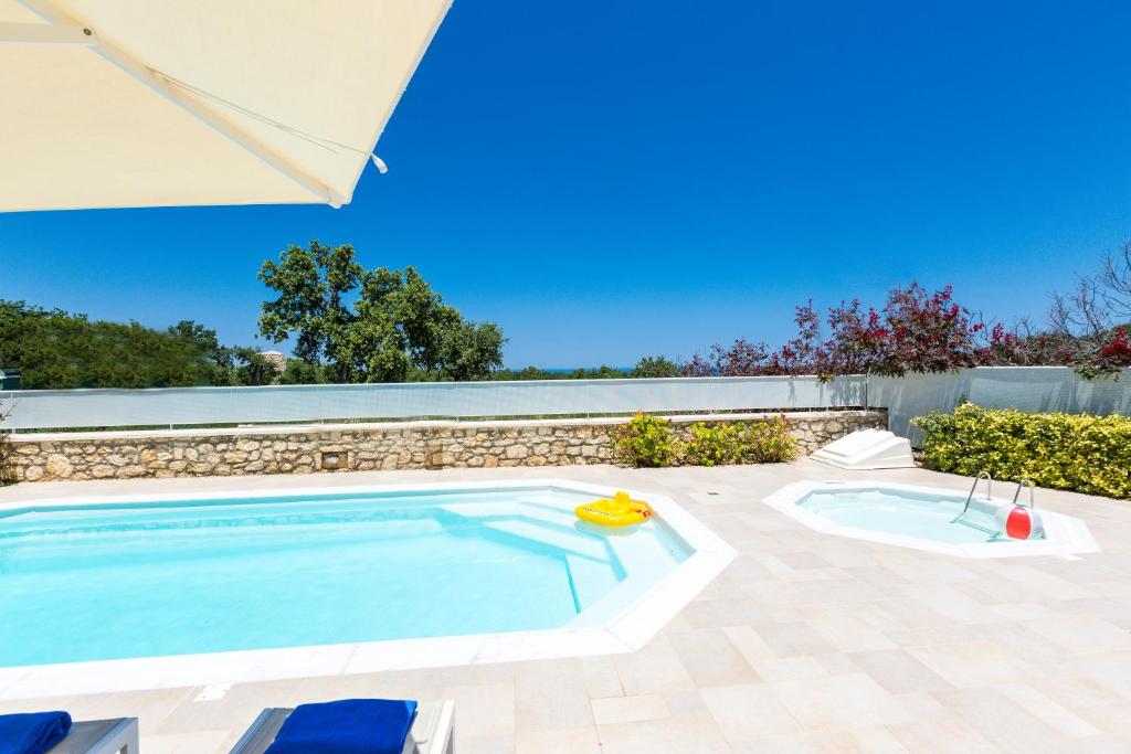 Bazén v ubytování Deluxe Villa Ianthos - Outdoor Hot Tub & Kids Pool nebo v jeho okolí
