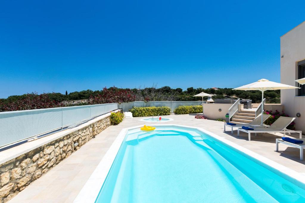 Bazén v ubytování Deluxe Villa Ianthos - Outdoor Hot Tub & Kids Pool nebo v jeho okolí