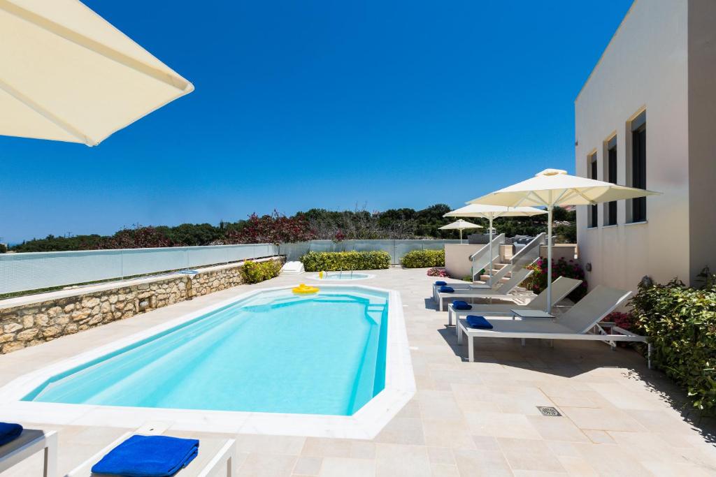 Bazén v ubytování Deluxe Villa Ianthos - Outdoor Hot Tub & Kids Pool nebo v jeho okolí