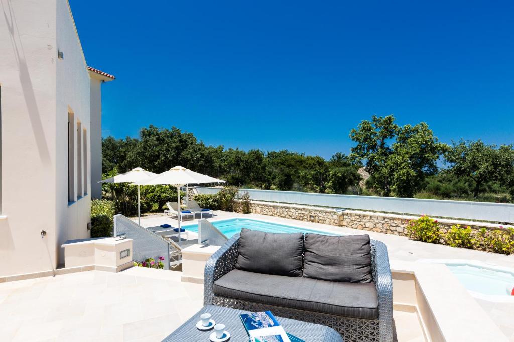 Bazén v ubytování Deluxe Villa Ianthos - Outdoor Hot Tub & Kids Pool nebo v jeho okolí
