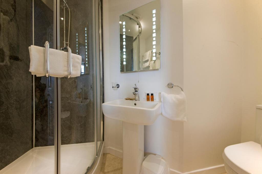 Uma casa de banho em Falls of Lora Hotel