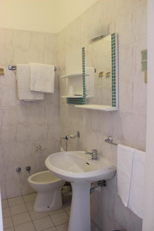 Koupelna v ubytování Albergo Moderno