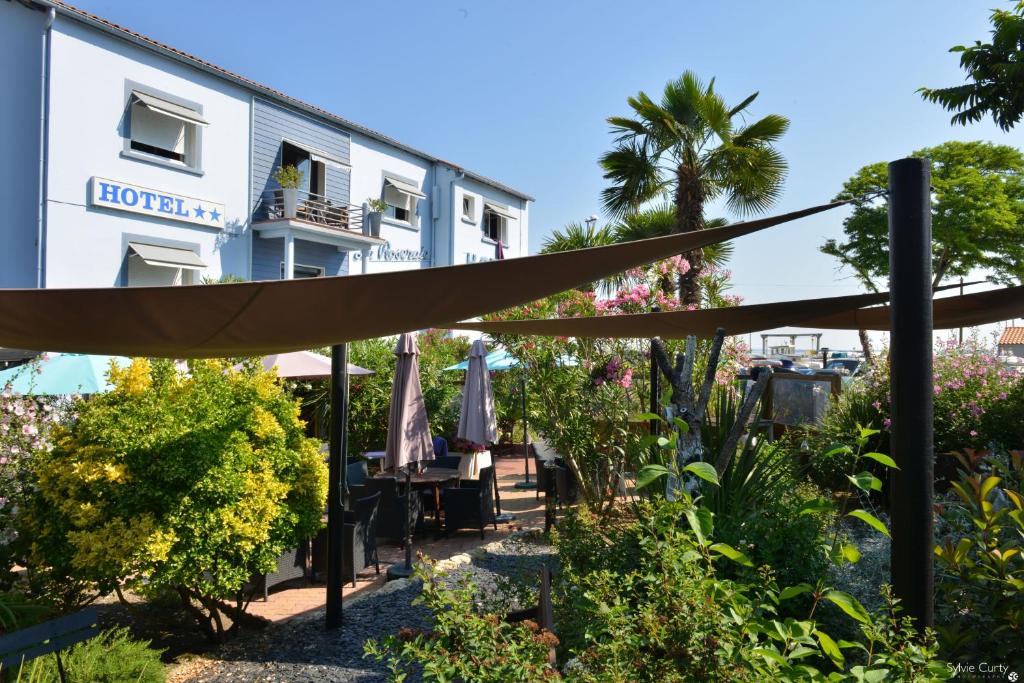 Blick auf das Hotel aus dem Garten in der Unterkunft Hotel La Roseraie in Fouras