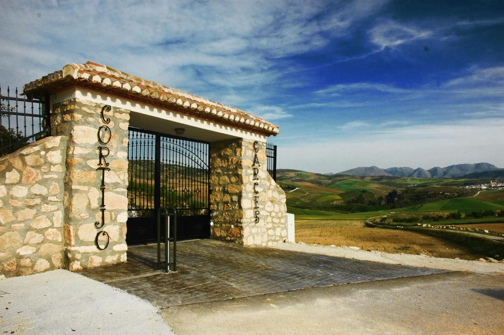een stenen gebouw met een poort met uitzicht bij Apartamentos Turisticos Cortijo Garces in Alhama de Granada