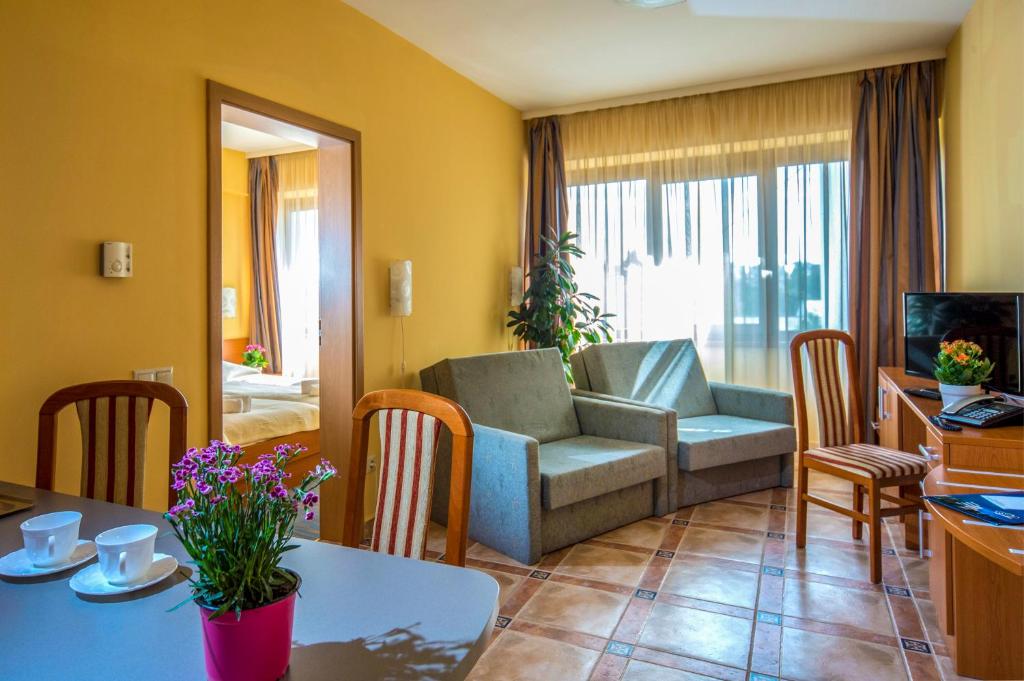 ein Wohnzimmer mit einem Sofa und einem Tisch in der Unterkunft Duna Hotel in Paks