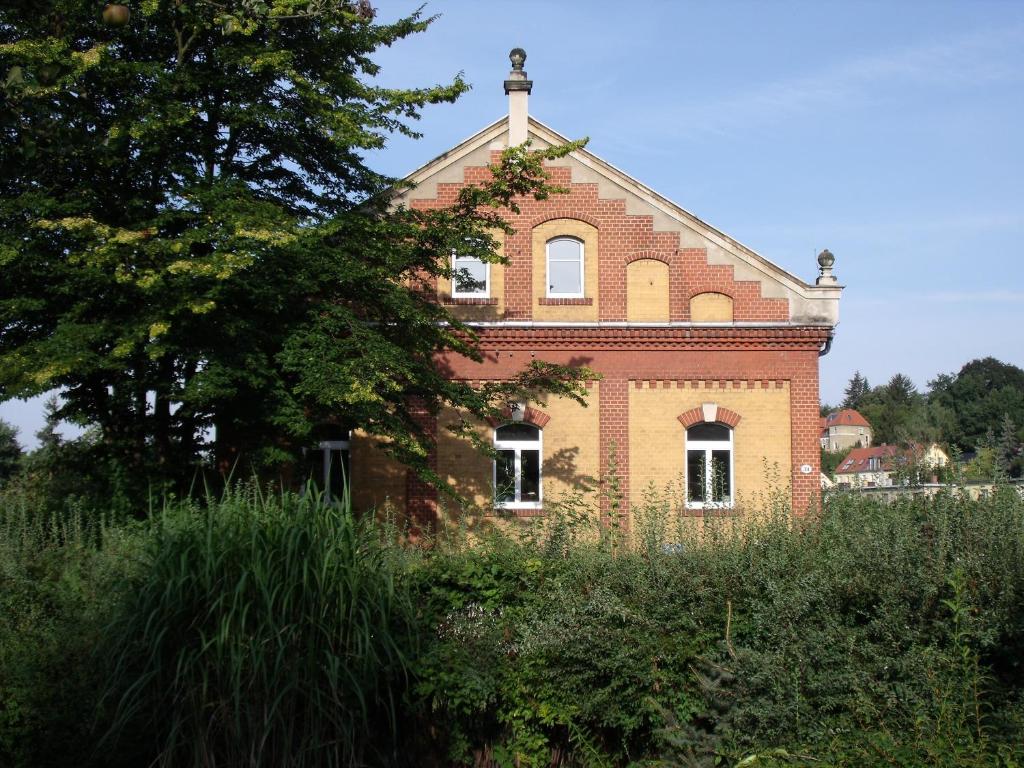 une vieille maison en briques au milieu d'un champ dans l'établissement Wasserwerk Trachau, à Dresde