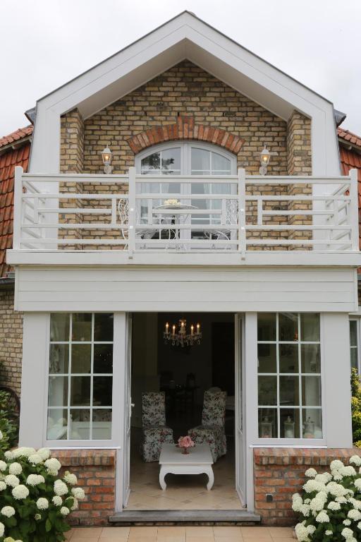 a balcony on top of a house at B&B Chantery in Koksijde