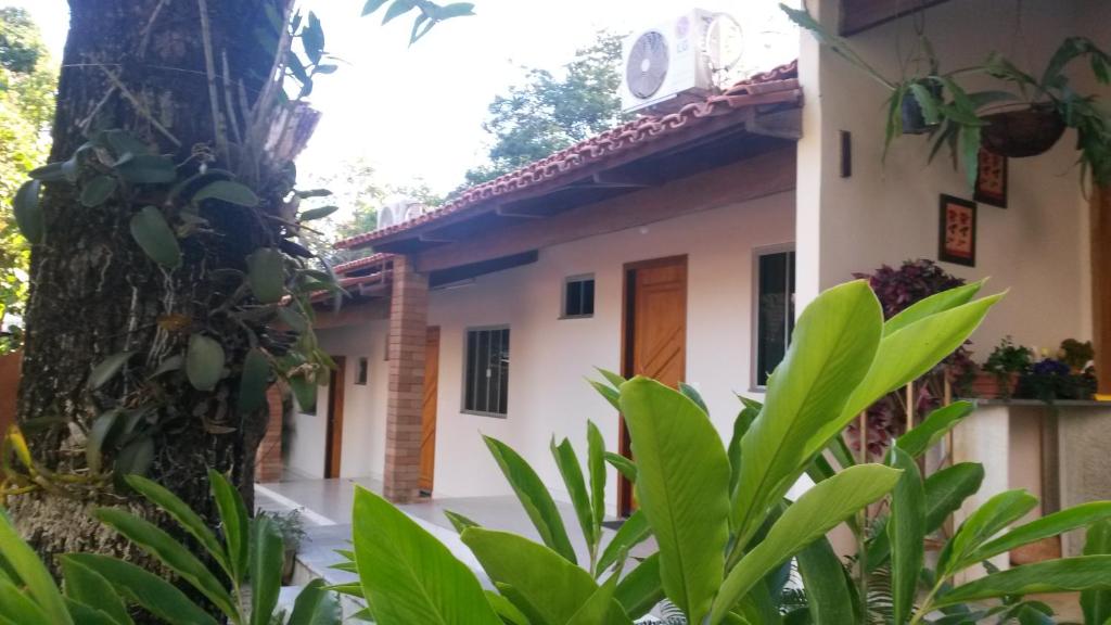 una casa con plantas verdes delante de ella en Suites do Ratinho, en Pirenópolis