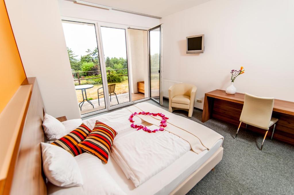 um quarto com uma cama com uma flor em Amethysthotel Mantler em Maissau