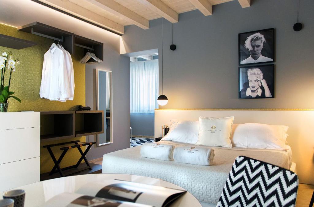 CinqueSuites Ortigia في سيراكوزا: غرفة نوم مع سرير وغرفة معيشة