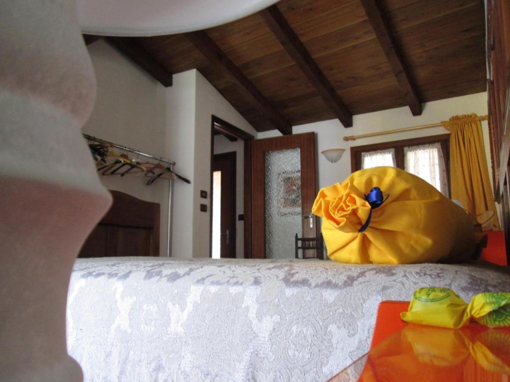 ヴァルディエーリにあるCasa La Bicoccaのベッドルーム1室(黄色い枕付きのベッド1台付)