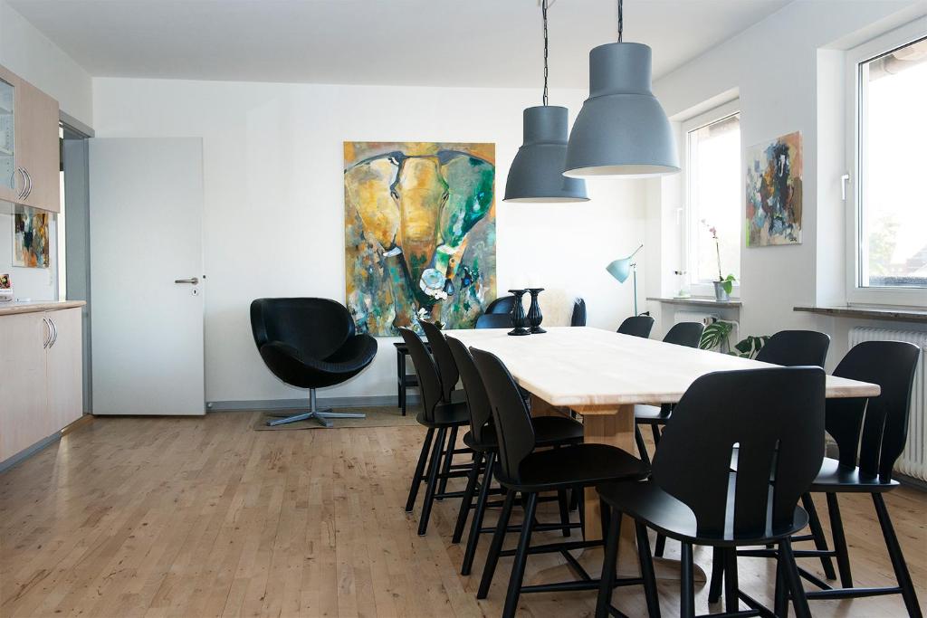 jadalnia ze stołem i krzesłami w obiekcie Mølvangvej 2 Jelling Apartment w mieście Jelling