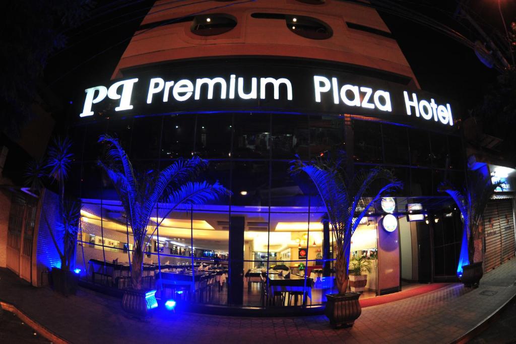 ein Restaurant mit blauen Lichtern vor einem Gebäude in der Unterkunft Hotel Premium Plaza in Muriaé
