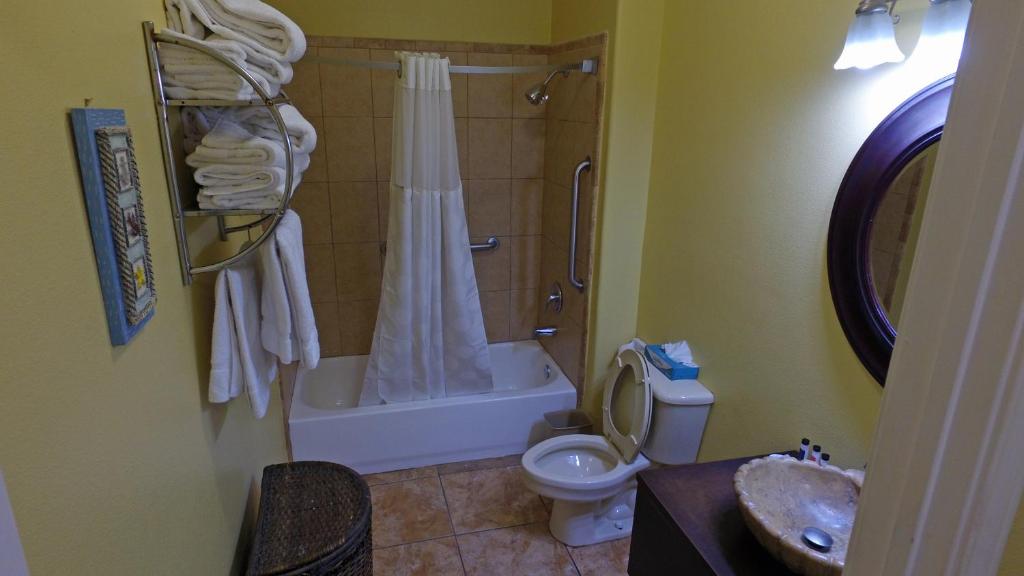 Ein Badezimmer in der Unterkunft Ramada by Wyndham &amp; Suites South Padre Island