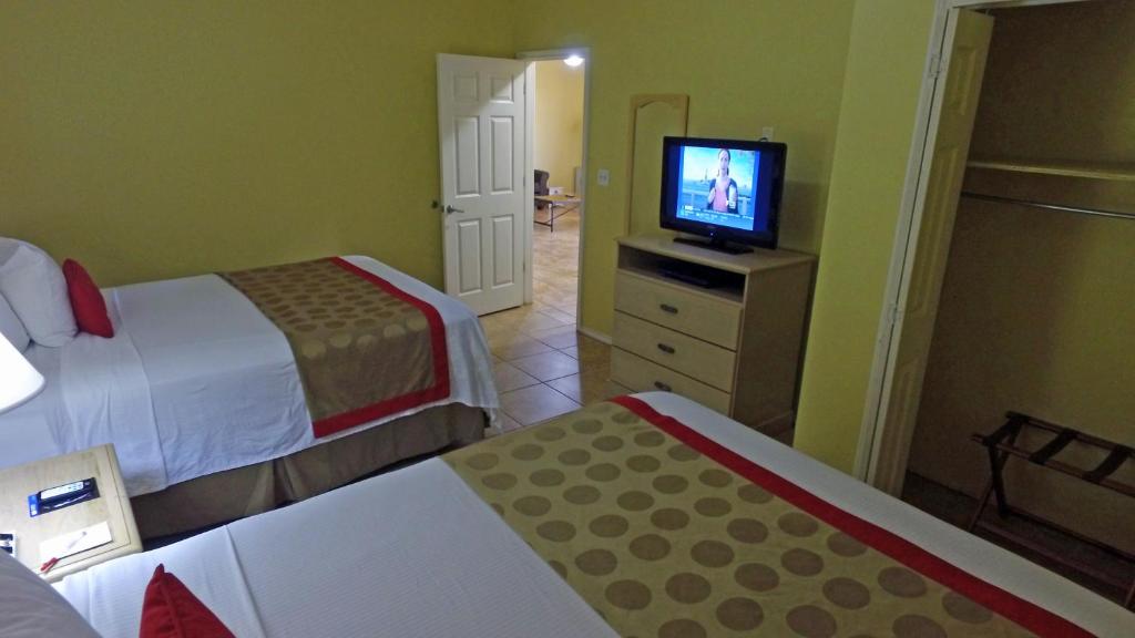 Ein Bett oder Betten in einem Zimmer der Unterkunft Ramada by Wyndham &amp; Suites South Padre Island
