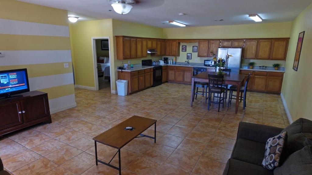 Küche&#47;Küchenzeile in der Unterkunft Ramada by Wyndham &amp; Suites South Padre Island