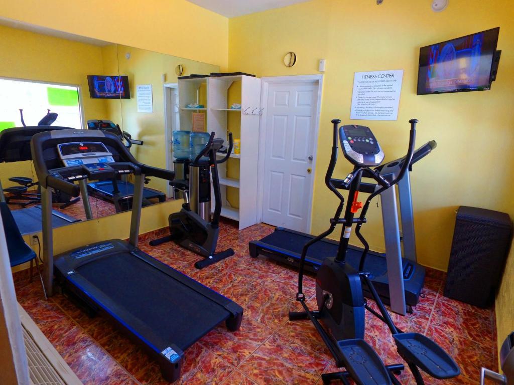 Das Fitnesscenter und&#47;oder die Fitnesseinrichtungen in der Unterkunft Ramada by Wyndham &amp; Suites South Padre Island