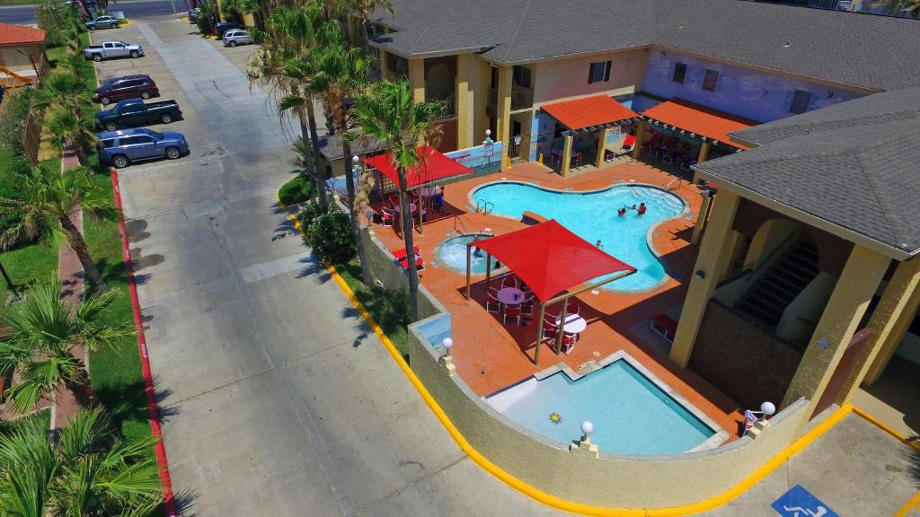 Der Swimmingpool an oder in der Nähe von Ramada by Wyndham &amp; Suites South Padre Island