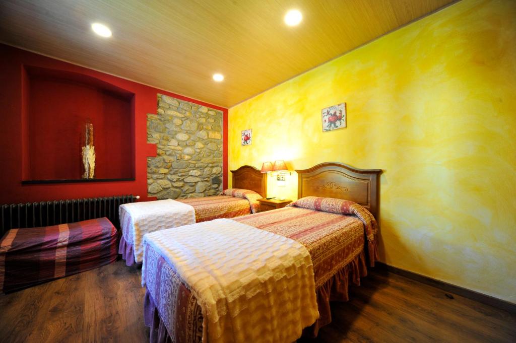 Postel nebo postele na pokoji v ubytování Hostal Vall D'Aneu by Arcas & Sambola