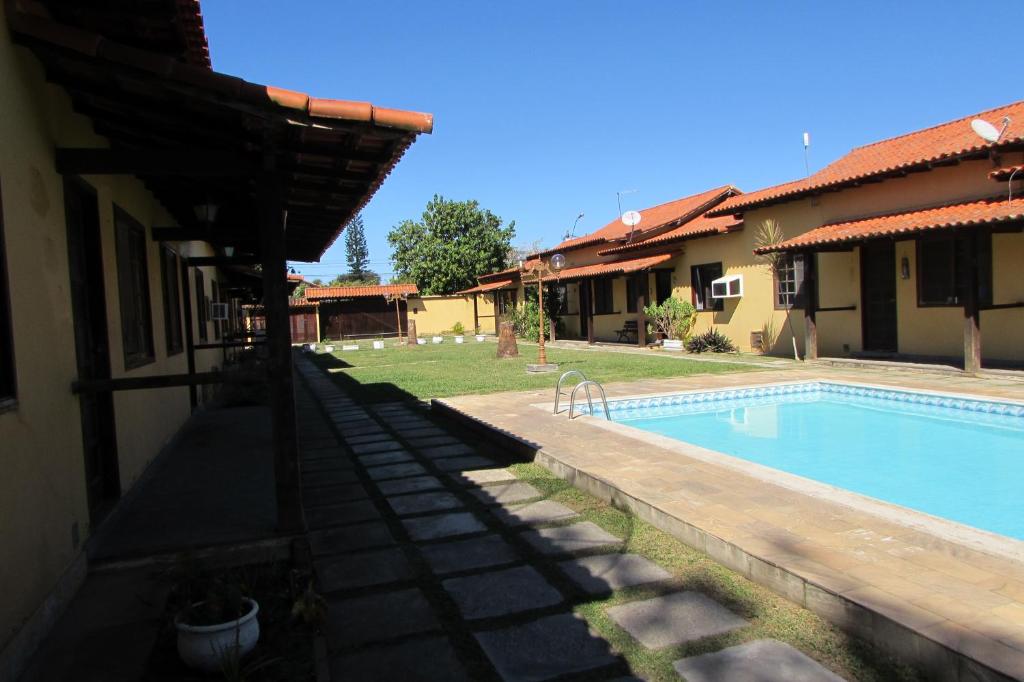 una casa con piscina al lado de una casa en Casa Cabo Frio - Ogiva, en Cabo Frío