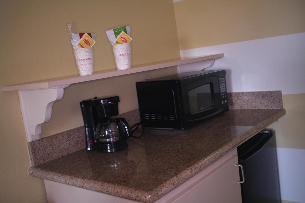 Küche&#47;Küchenzeile in der Unterkunft Ramada by Wyndham &amp; Suites South Padre Island