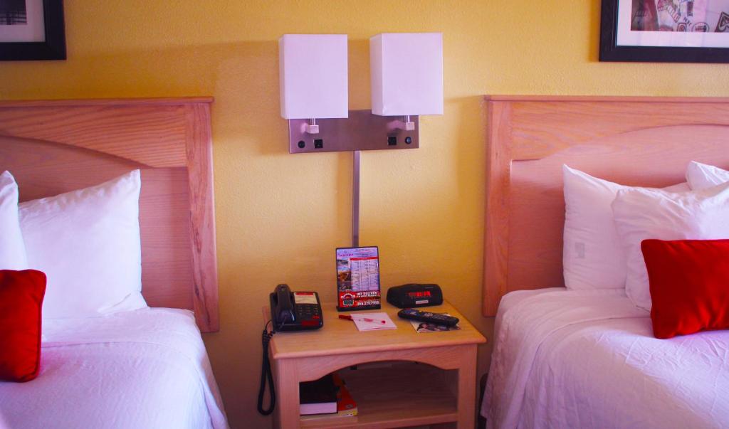 Ein Bett oder Betten in einem Zimmer der Unterkunft Ramada by Wyndham &amp; Suites South Padre Island