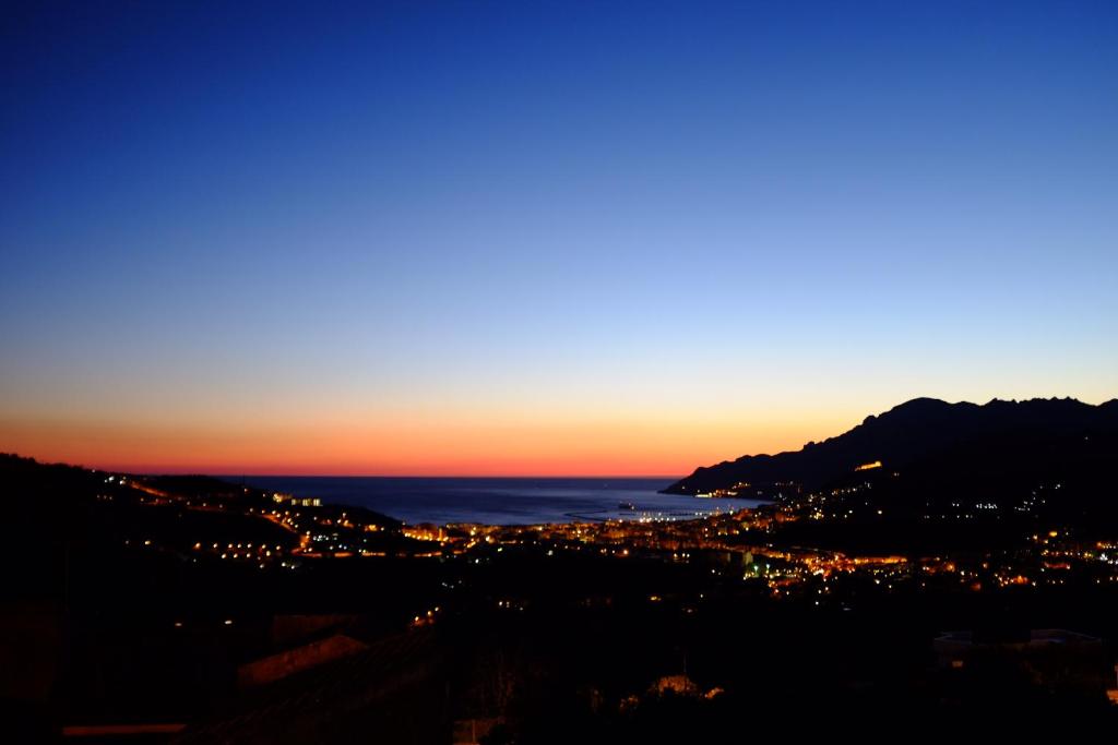 サレルノにあるLa Collinaの夕日の海の景色