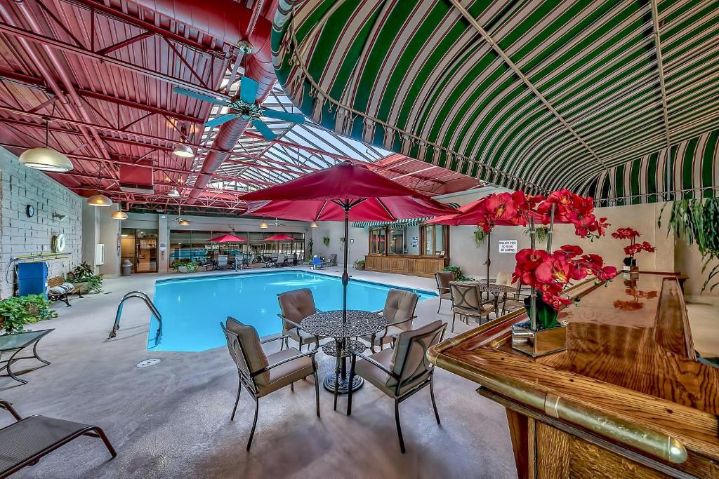 Bazén v ubytování Plaza Resort Club Reno nebo v jeho okolí