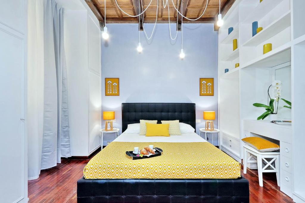 ローマにあるLaterano 238 Apartmentのベッドルーム1室(大型ベッド1台、黄色い毛布付)
