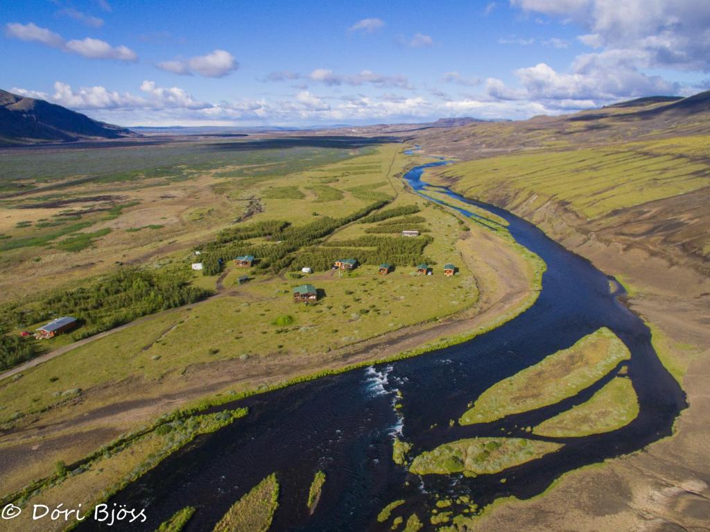 una vista aérea de un río en un campo en Rjúpnavellir, en Rjúpnavellir