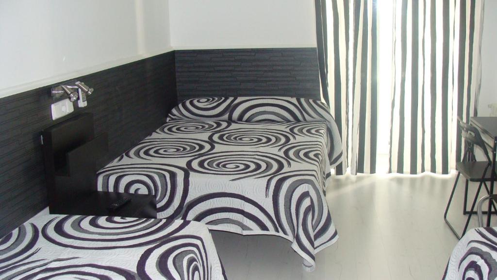Postel nebo postele na pokoji v ubytování Hostal JQ Madrid 1