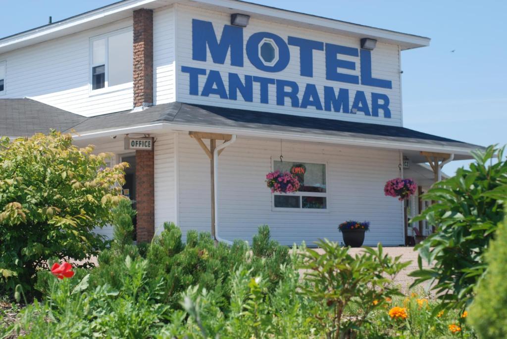 un cartello di un motel sul lato di un edificio di Tantramar Motel a Sackville