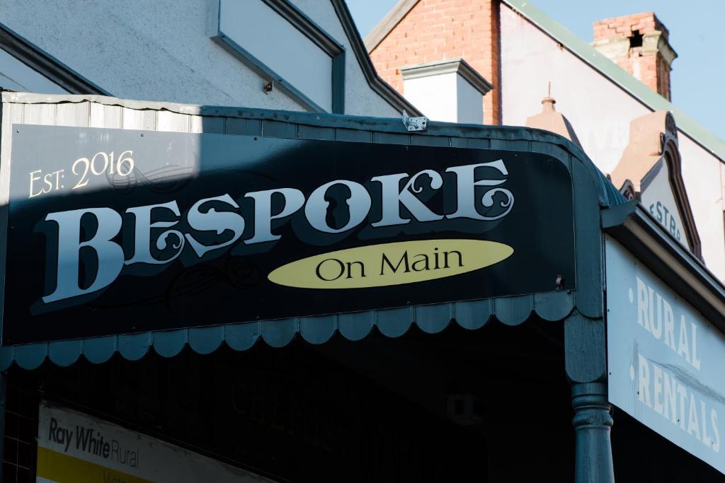 Un signe pour un magasin avec les mots "les gens" sur la main dans l'établissement Bespoke On Main, à Rutherglen