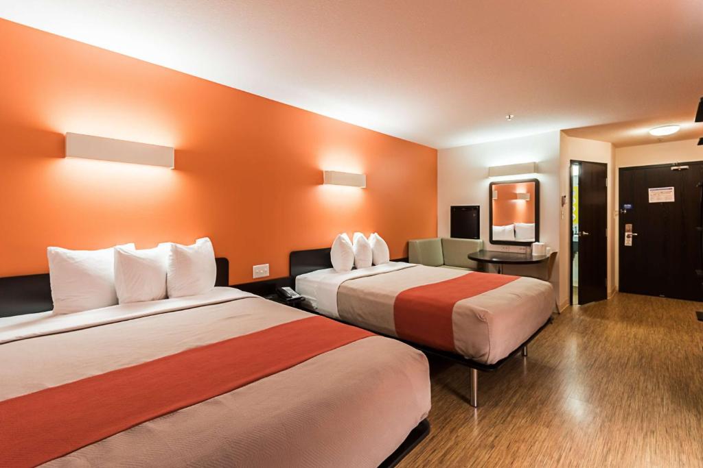 Postel nebo postele na pokoji v ubytování Motel 6-Moosomin, SK