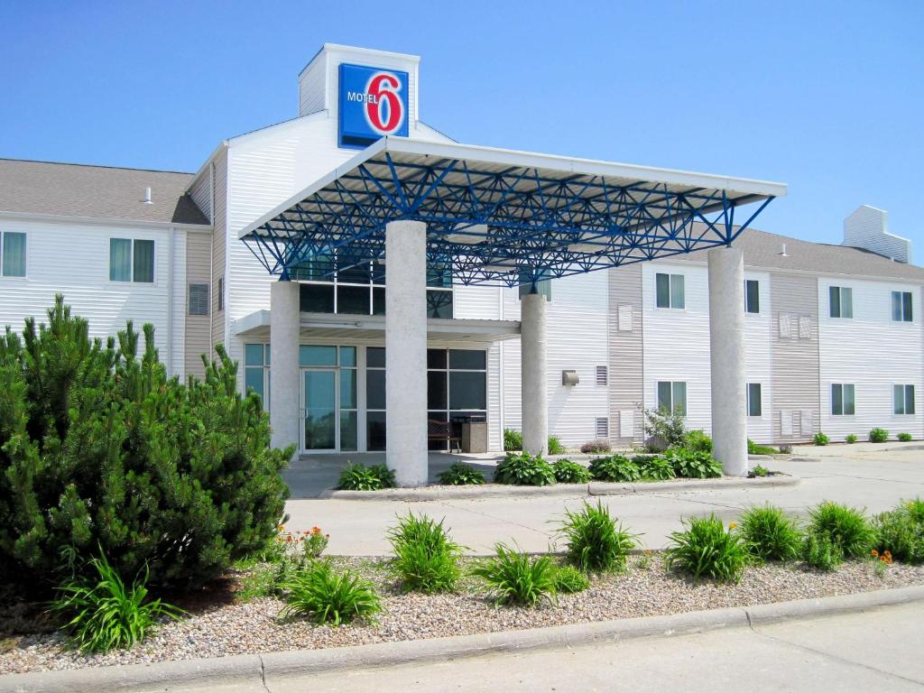un edificio con un cartel en la parte delantera en Motel 6-Avoca, IA en Avoca