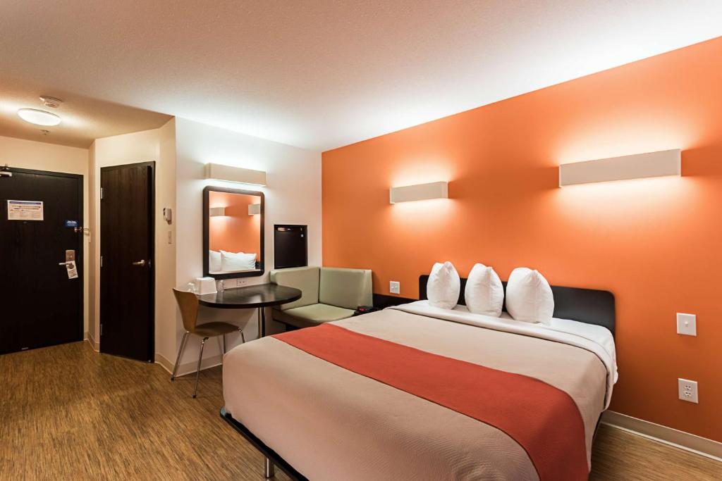 Postel nebo postele na pokoji v ubytování Motel 6-Moosomin, SK
