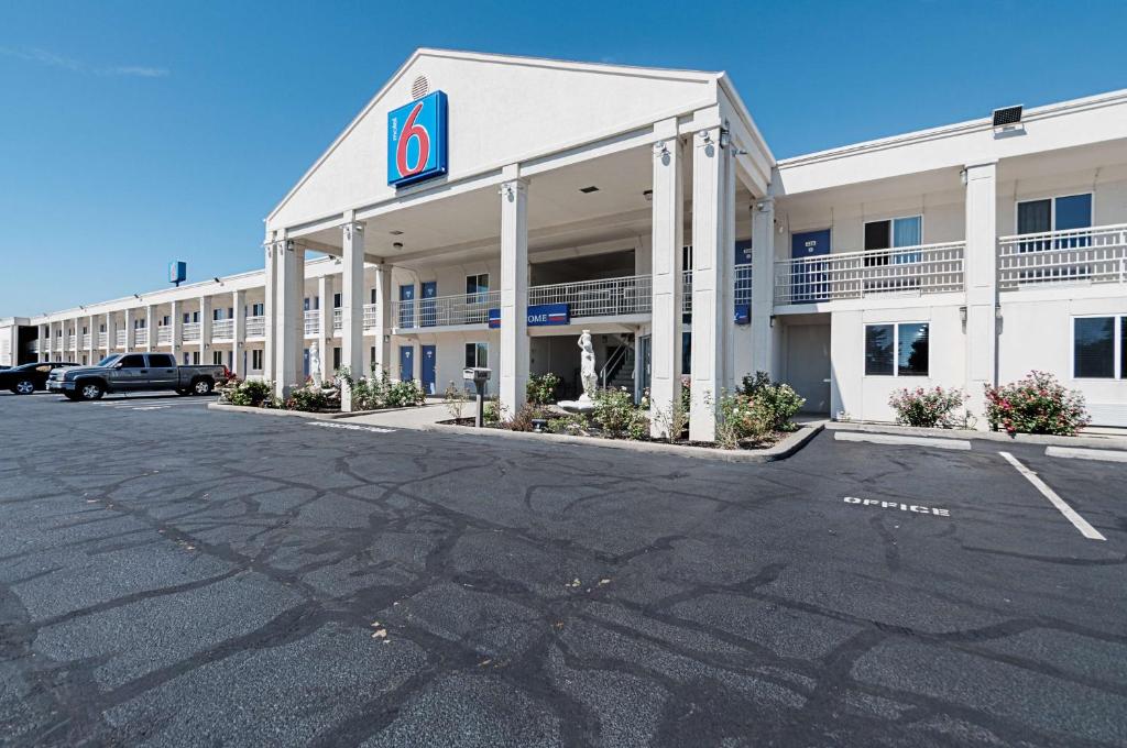 a hotel with a parking lot in front of it at Motel 6-Martinsburg, WV in Falling Waters