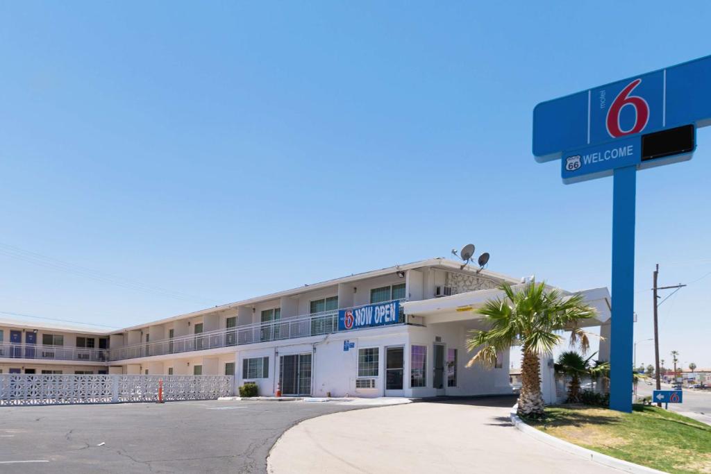 um edifício com uma placa de rua em frente em Motel 6-Barstow, CA - Route 66 em Barstow