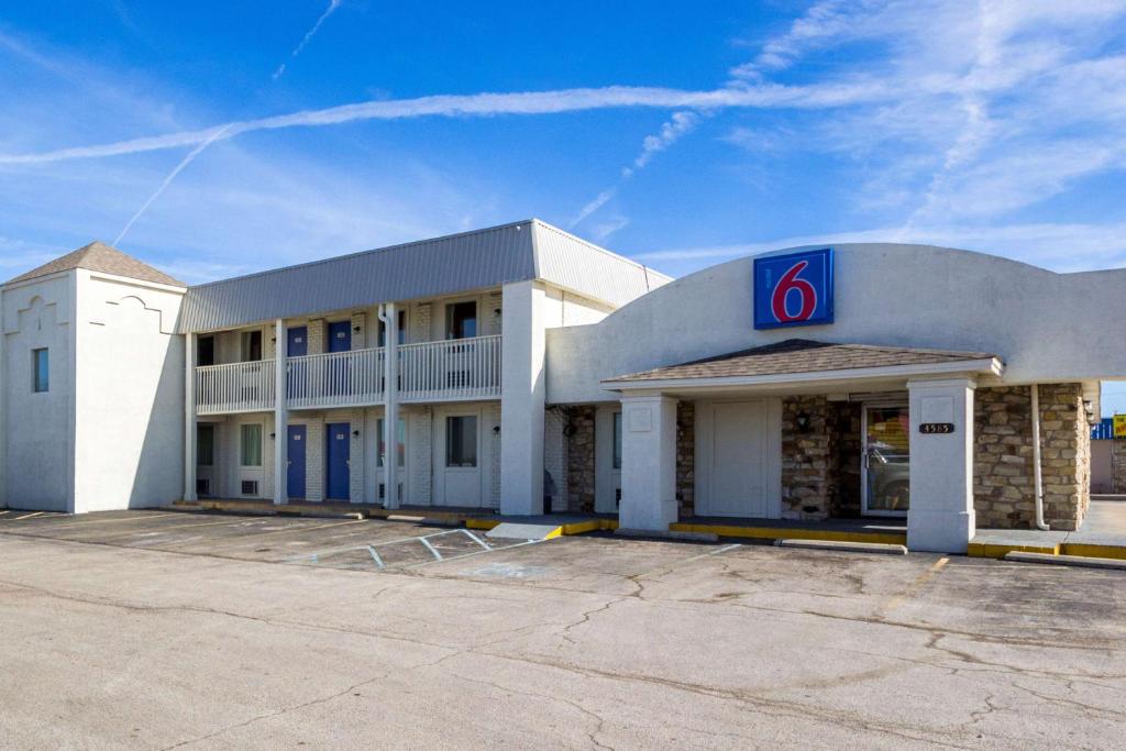 een gebouw met een bord aan de zijkant bij Motel 6-Indianapolis, IN - South in Indianapolis