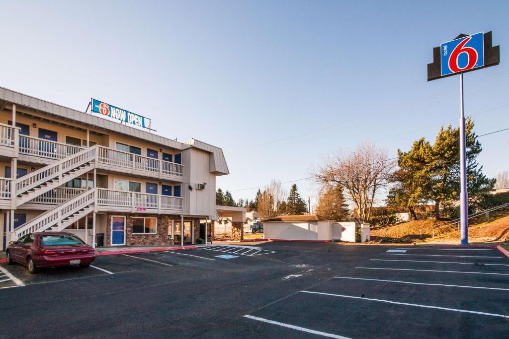 an empty parking lot in front of a hotel at Motel 6-Bremerton, WA in Bremerton