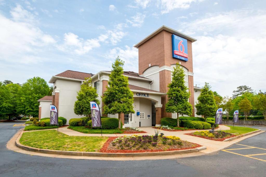 ロズウェルにあるStudio 6-Roswell, GA - Atlantaの駐車場付きのホテルの正面の景色