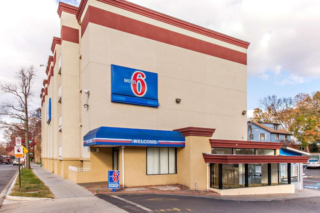 un edificio con un cartel de Walmart en el costado en Motel 6-Washington, DC en Washington