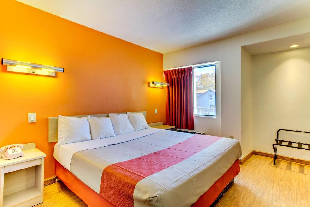 a bedroom with a large bed in a room at Motel 6-Washington, DC in Washington
