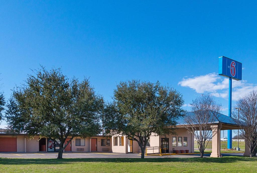 un edificio con un cartello di fronte di Motel 6-Waco, TX a Waco