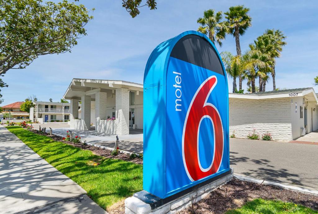una señal de pepsi azul y rojo delante de una casa en Motel 6-Santa Maria, CA - South en Santa Maria